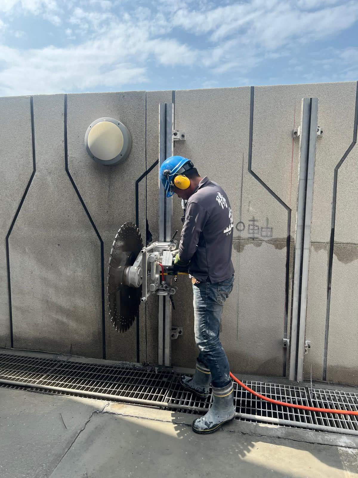 Concrete wall saw cutting